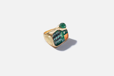 Emerald Motif Ring - 18kt yellow gold and emerald